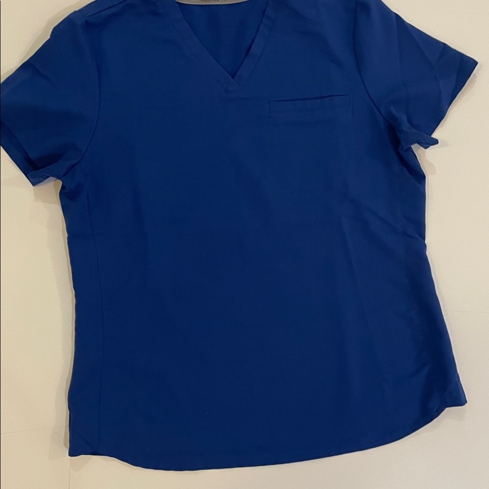 Women’s Fabletics Royal Blue one pocket Scrub top size M - Picture 3 of 4